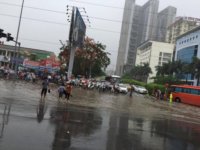 Khu vực bến xe khách Mỹ Đình nước ngập sâu khiến việc ra vào bắt xe, đón trả khách gặp nhiều khó khăn.