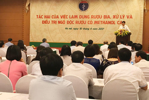 Hội thảo về tác hại của việc lạm dụng rượu bia, xử lý và điều trị ngộ độc rượu có methanol cao – diễn ra ngày 10/4. Ảnh: Hà Nội Mới.