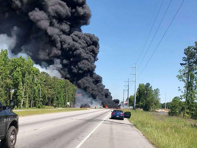 Khói đen bốc lên ngùn ngụt.