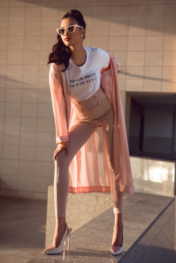 Dù diện tông hồng ngọt ngào nhưng cách phối quần cạp cao với blazer, kính mắt và kiểu tóc đuôi ngựa đã tạo nên một Nguyễn Thị Thành “cool ngầu” cá tính.