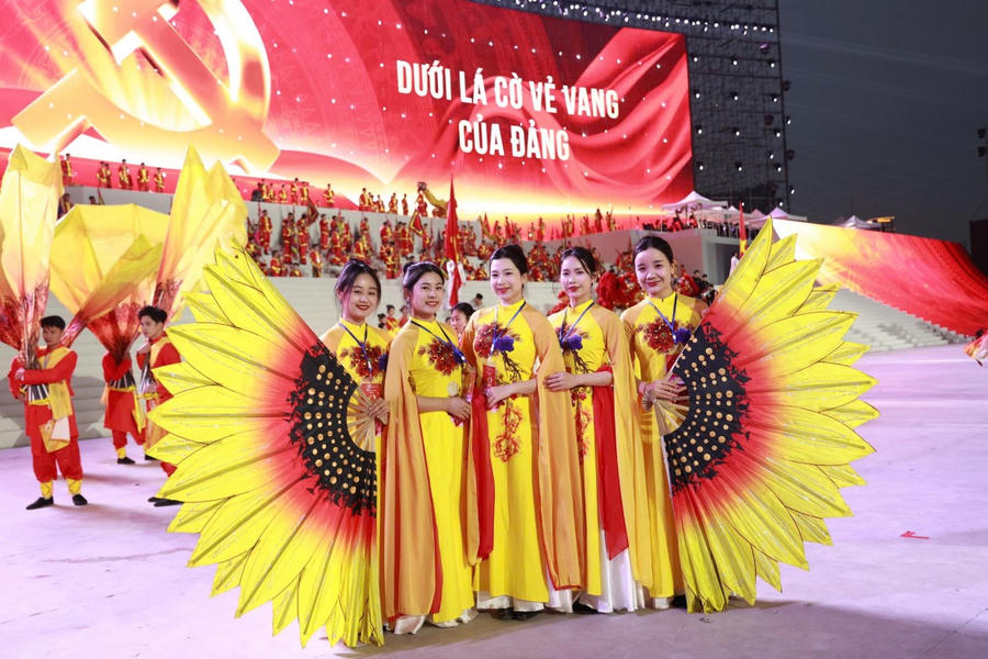 Màn trống hội hoành tráng nhất từ trước đến nay của Đoàn Nghệ thuật trống hội Công an nhân dân.