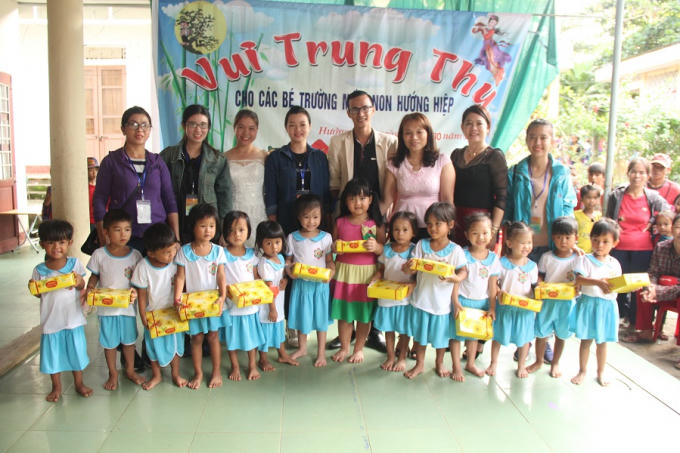Đoàn cùng ban Giám hiệu trường mầm non Hướng Hiệp chụo ảnh lưu niệm cùng các cháu.