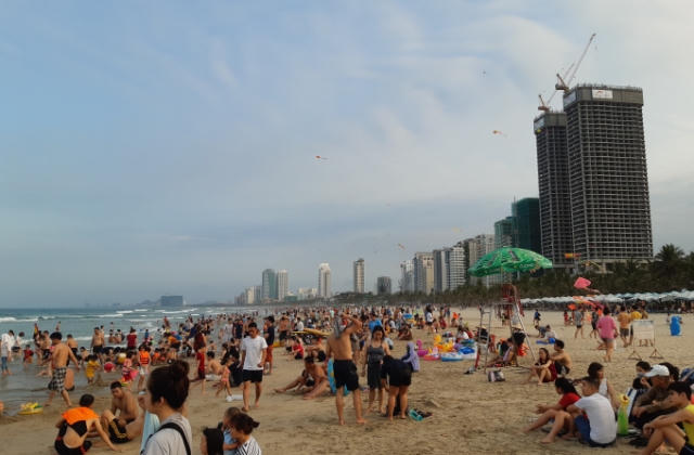 Biển Đà Nẵng đông nghẹt người trong ngày nghỉ lễ sau dịch Covid-19