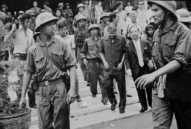 Đại úy Phạm Xuân Thệ (bên phải), Trung đoàn phó Trung đoàn 66, Sư đoàn 304 (Quân đoàn 2) cùng các chiến sĩ Quân giải phóng dẫn giải Tổng thống Dương Văn Minh và Thủ tướng Vũ Văn Mẫu của Ngụy quyền Sài Gòn tới Đài Phát thanh để đọc lời tuyên bố đầu hàng vô điều kiện. Ảnh: TTXVN