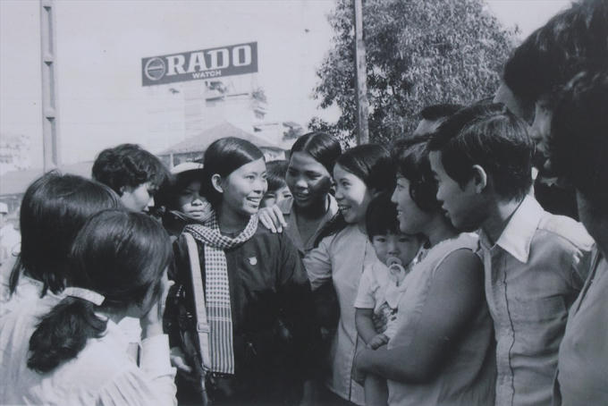 Nam nữ thanh niên Sài Gòn chào đón các chiến sĩ tự vệ vào giải phóng thành phố.
