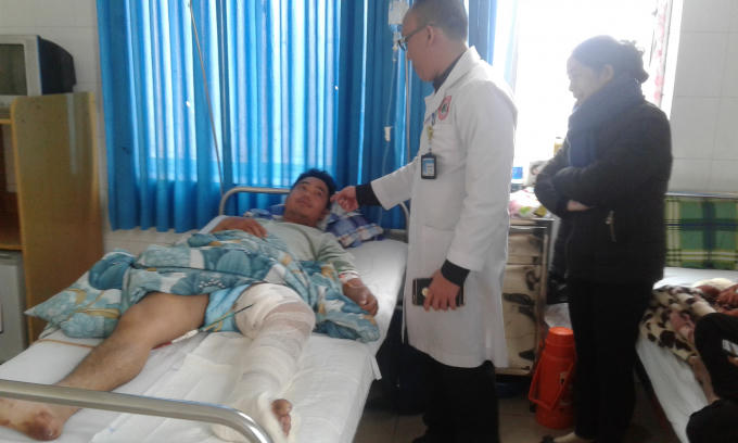 B&aacute;c sĩ đến thăm kh&aacute;m sau ca phẫu thuật.