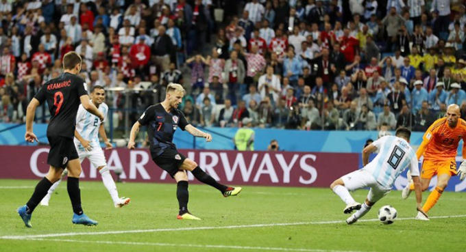 Rakitic dễ dàng ghi bàn thắng thứ 3 cho Croatia