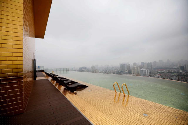 Góc nhìn từ bể bơi vô cực. (Ảnh: Luong Thai Linh / EPA)