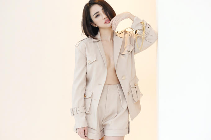 Hướng tới hình ảnh một nghệ sĩ đa năng, ngoài diễn xuất, thời trang vẫn là ưu tiên hàng đầu của Thiên Nga. Chính vì thế, xuất hiện tại fashion show được tổ chức tại Đà Nẵng, Thiên Nga tạo ấn tượng bởi vẻ ngoài cá tính, lên đồ chỉn chu và rất high fashion.