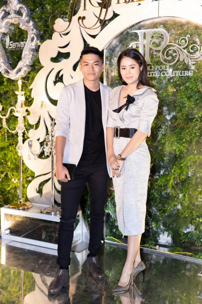 Cô được ông xã là nam ca sĩ Trung Kiên tháp tùng tại sự kiện này. Cả hai dành cho nhau những cử chỉ tình tứ ngọt ngào khiến nhiều người ngưỡng mộ.