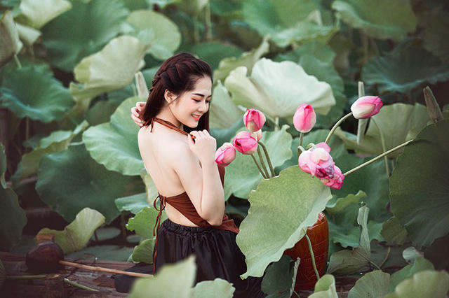 Vũ Thị Phương đến từ Hải Dương, bộ ảnh chụp ở hồ sen của cô thu hút người đối diện bởi biểu cảm tự nhiên, chân thực. Phương khá tự tin, lôi cuốn trước ống kinh bởi từ trước đến giờ cô là gương mặt được nhiều nhiếp ảnh “chọn mặt gửi vàng”.