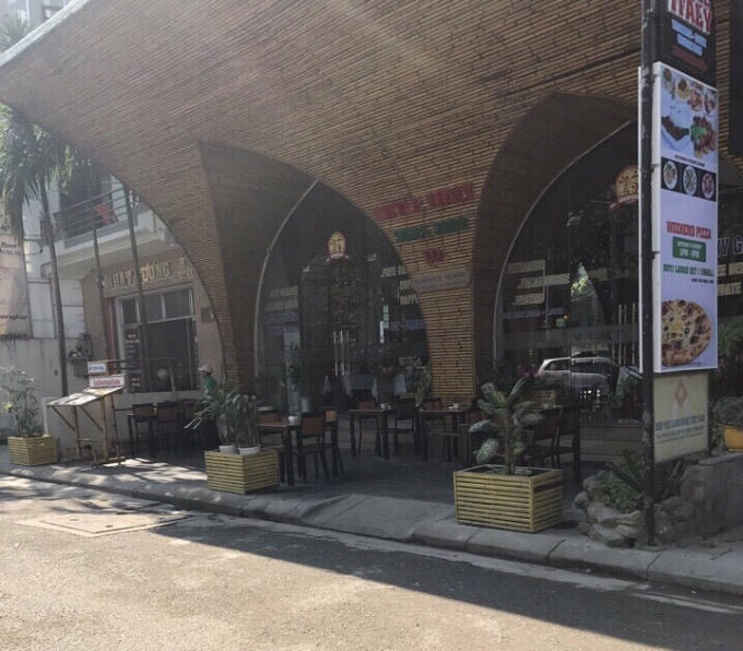 Vỉa hè cho người đi bộ ở đâu?