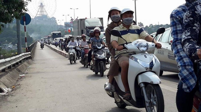 Dòng người dồn về trung tâm TP Hạ Long tăng đột biến.
