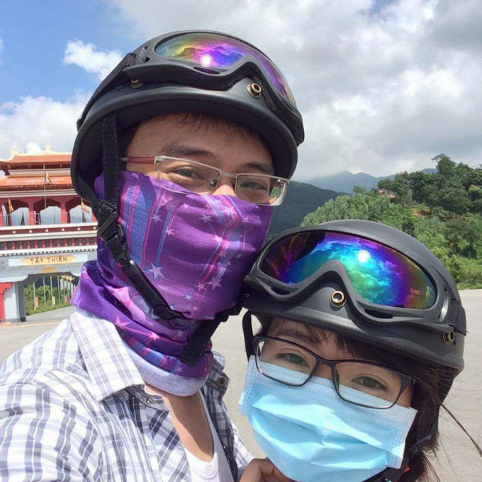 Đôi bạn tranh thủ đi chơi dù ở khá xa nhau.