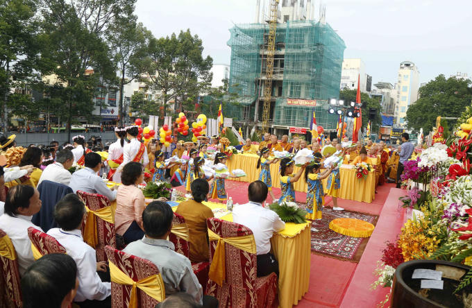 Các em thiếu nhi dâng hoa