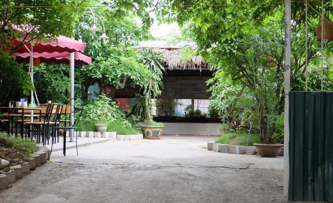 Nhà hàng ăn, nơi dàn nữ nhân viên mặc bikini xuất hiện.