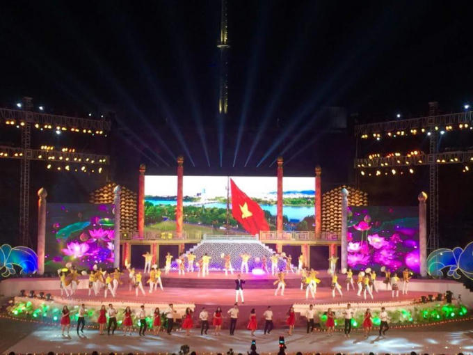 Tại sân khấu Quảng trường Ngọ Môn, đã diễn ra Lễ bế mạc Festival Huế 2018.