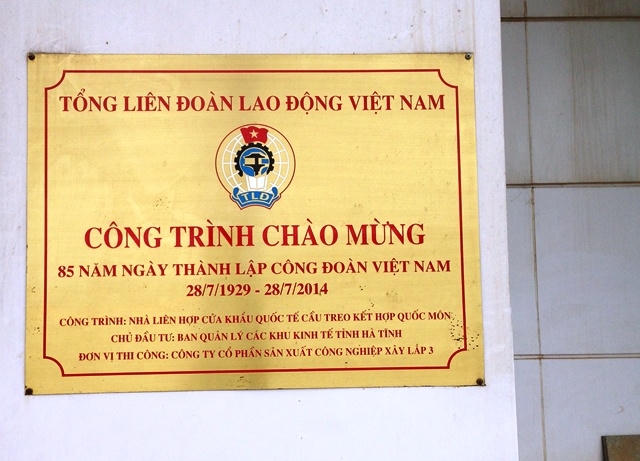 Tấm biển trang trọng được gắn lên sau khi Khu liên hợp khởi công được 3 năm vào tháng 7/2014. Kéo dài thêm 2 năm nữa vẫn "lẹt đẹt" chưa hoàn thành.