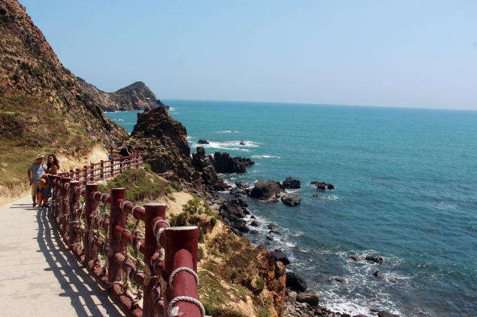 Dưới sự cải tạo của Tập đoàn FLC, con đường đất cũ được thay thế bằng cung đường đi bộ lưng chừng núi. Con đường nổi bật với hàng ngàn bậc thang có tay vịn đẹp mắt lãng mạn và là điểm check in của nhiều cặp đôi và các bạn trẻ khi tới đây.