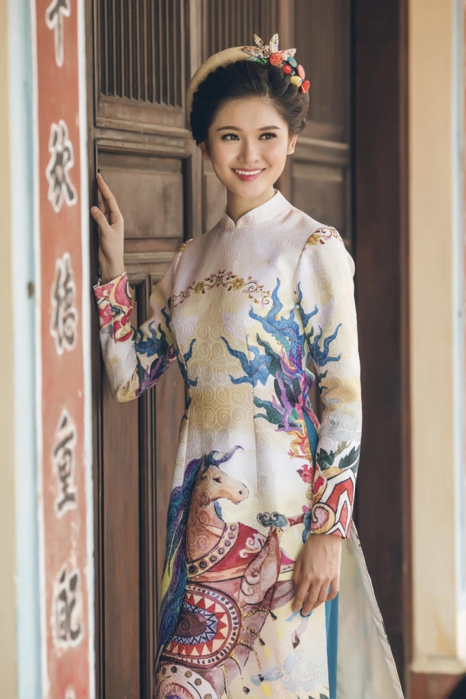 Thuỳ Dung khoe nét đẹp giản dị với áo dài truyền thống