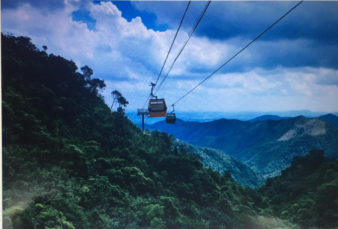 Cáp treo Ngọa Vân giữa vùng núi non thơ mộng.