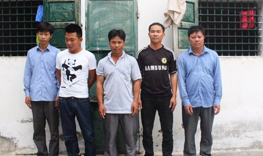 5 đối tượng bị khởi tố về hành vi đánh bạc.