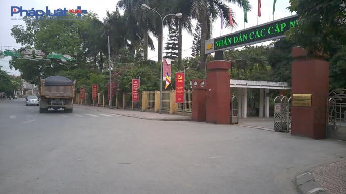 Các xe quá tải vô tư chạy qua trụ sở của Công an huyện Thường Tín, UBND huyện Thường Tín.