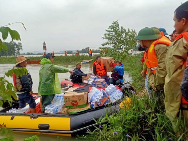 Hàng trăm chuyến tàu chở lương thực, nước uống cấp tốc vào tiếp tế cho người dân vùng cô lập