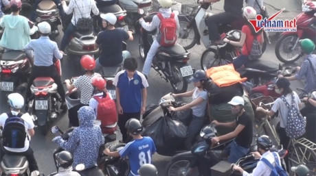 Người đi bộ giữa ma trận xe máy. Ảnh: Trần Thường