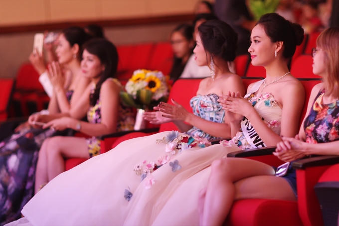 Nét đẹp rất nhẹ nhàng của Á Hậu 2 cuộc thi " HOA HẬU ĐIẾC THẾ GIỚI" - Bùi Thị Lan Anh