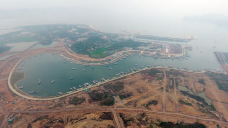 Theo phương án của Tập đoàn Tuần Châu đưa ra, trong công tác san nền sẽ tạo bờ bao bằng đá ngoài biển rồi tiến hành san lấp phía trong, để bảo vệ môi trường và tránh tình trạng bồi lấp vịnh Hạ Long do quá trình san lấp mặt bằng gây ra.