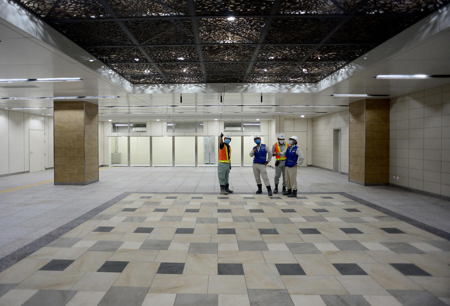 Nhà ga được thiết kế với ý tưởng hài hòa kiến trúc của Nhà hát TP từ màu sắc đến cột, trần, nền...