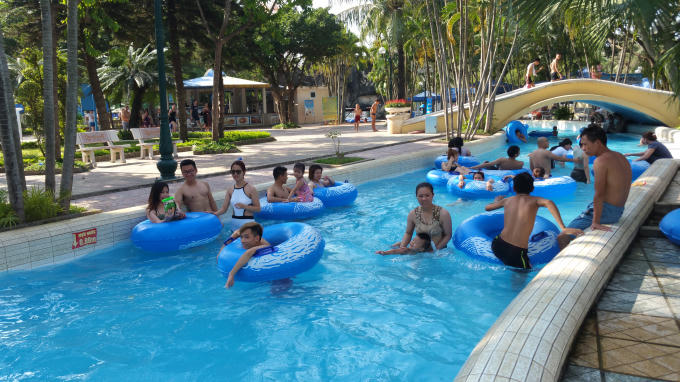 Các bể bơi trong khuôn viên Hồ Tây đều "nêm chặt" trẻ em, người lớn xuống tắm.