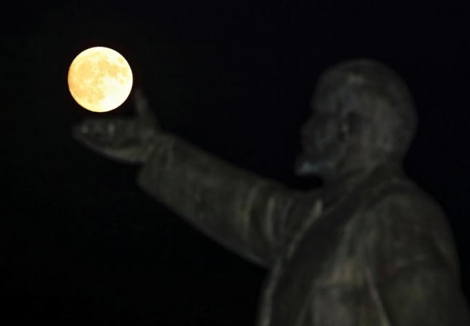 Siêu trăng được chụp bên cạnh bức tượng Lenin ở Baikonur, Kazakhstan. (Ảnh: Reuters)