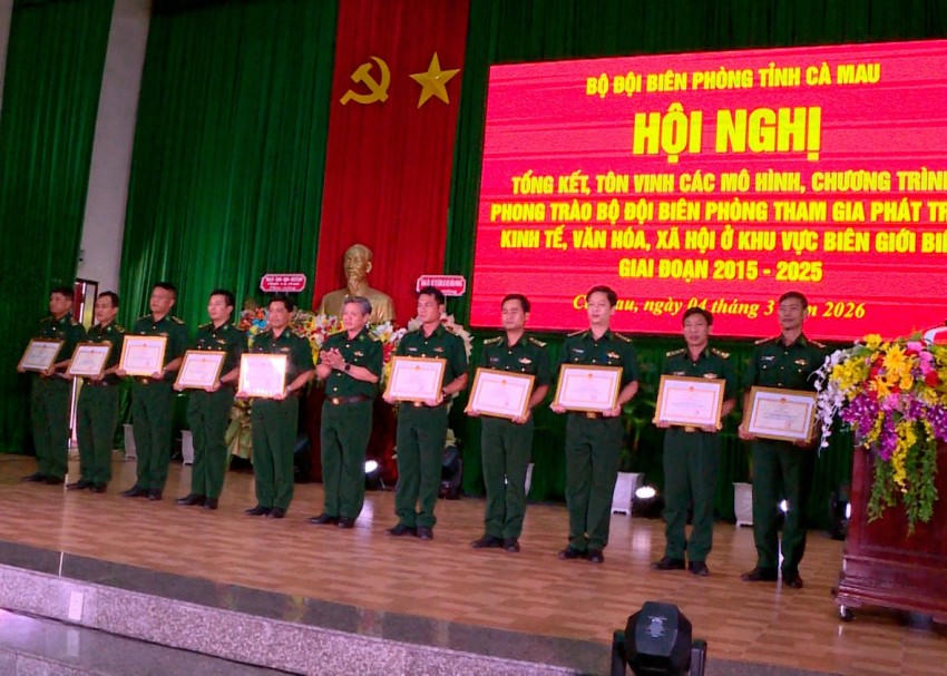 Đại tá Bùi Văn Vũ - Phó Chủ nhiệm Chính trị BĐBP trao bằng khen của Bộ Tư lệnh BĐBP cho các cá nhân điển hình.
