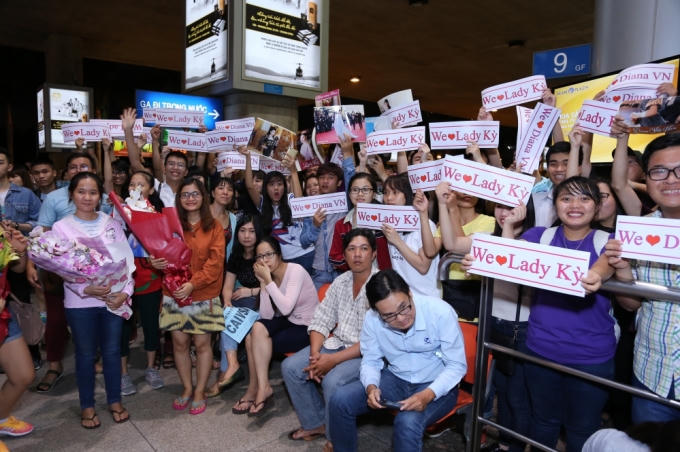 Các fan đến từ sớm để đón Lý Nhã Kỳ trở về từ thảm đỏ Cannes.