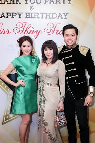 Cặp đôi Vũ Hoàng Việt và Yvonne Thúy Hoàng rất tình cảm đến chúc mừng người đẹp Thùy Trang.