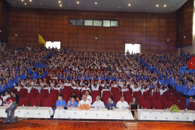 Không khí hội trường lúc mới bắt đầu.