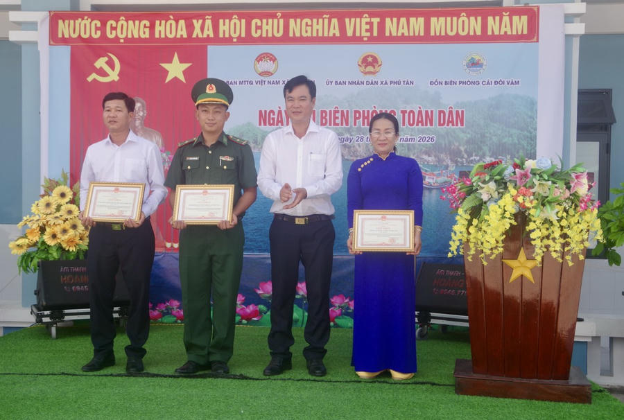 Ông Nguyễn Văn Chờ - Chủ tịch UBND xã Phú Tân, trao Giấy khen cho tập thể, cá nhân có thành tích tiêu biểu trong thực hiện Ngày hội Biên phòng toàn dân năm 2026.