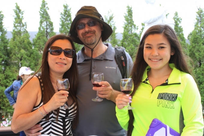 Du khách thưởng thức rượu vang tại Bà Nà Hills.