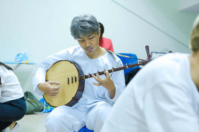 Nguyên Khang vào vai ông Tư chơi đàn nguyệt với