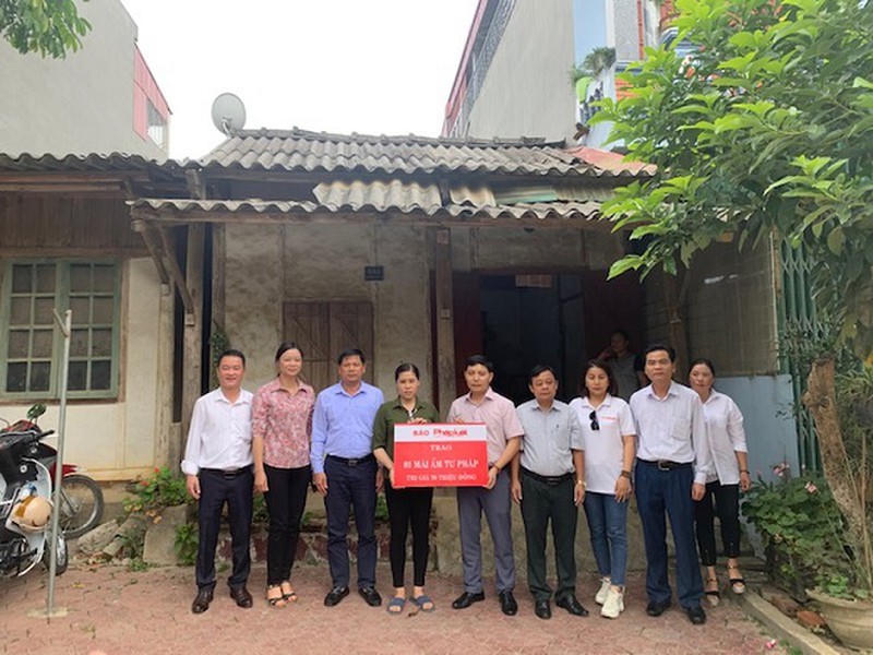 Phó Tổng Biên tập Trần Đức Vinh - đại diện Báo PLVN trao tặng nhà