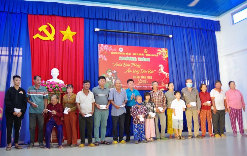 Ông Trần Lê Duy - Phó Chủ tịch UBMTTQVN, Chủ tịch Liên đoàn Lao động tỉnh Tây Ninh trao 30 phần quà cho 30 hộ gia đình chính sách.