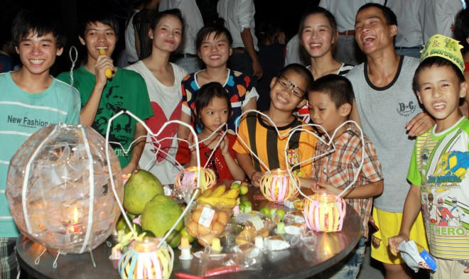 Quây quần bên mâm cỗ Trung thu. Ảnh: Nguyễn Thủy- TTXVN