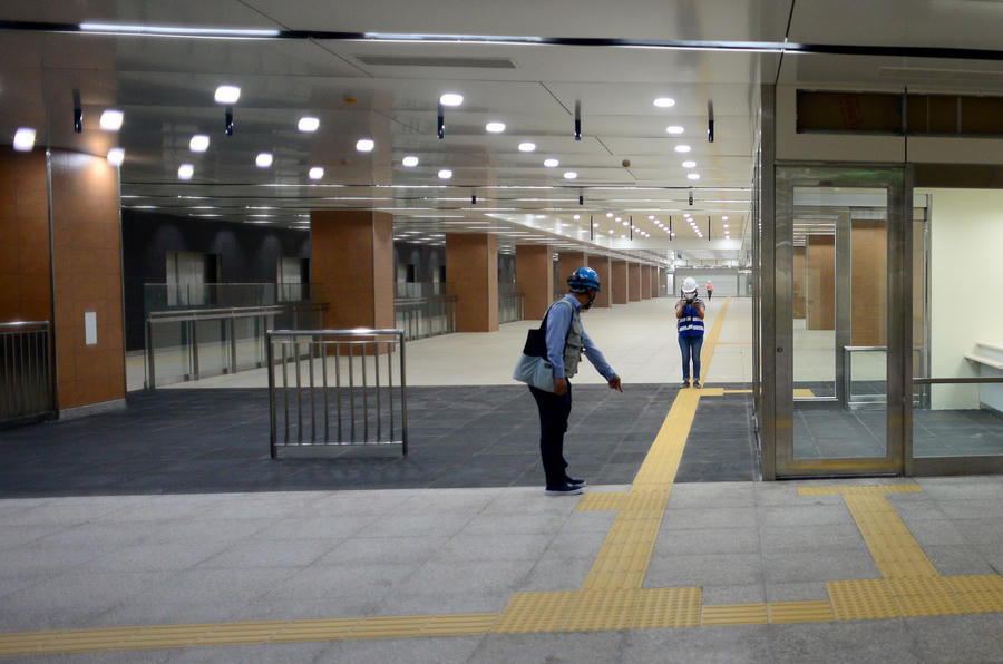 Vạch sơn màu vàng có gờ tạo ma sát là lối đi dành cho người khuyết tật