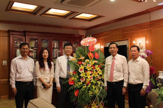 Bộ trưởng Lê Thành Long thăm và chúc mừng Báo Nhân Dân.