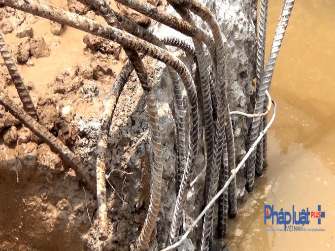 Những thanh thép ở móng cột điện không được giằng với nhau.