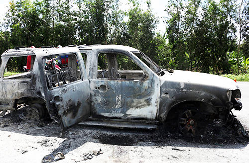 &Ocirc;t&ocirc; chở gi&aacute;m đốc bị ph&oacute;ng hỏa ch&aacute;y rụi. Ảnh:&nbsp;Cửu Long.