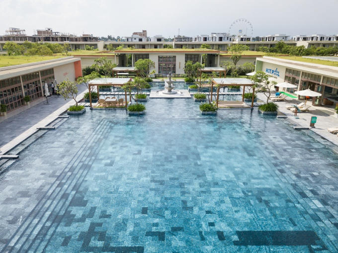 FLC Luxury Hotel Samson cũng sở hữu hai bể bơi hết sức ấn tượng tại khu courtyard: bể vô cực trước cửa Aqua Beach Club và bể nước nóng trong nhà