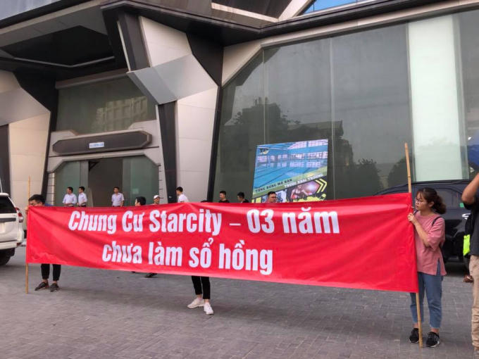 Nhiều cư dân chung cư  Star City xuống đường căng băng rôn trước sảnh tòa nhà để đòi sổ hồng.